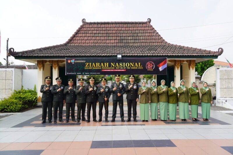 Danrem 072/Pamungkas Brigjen TNI Yuniar Dwi Hantono (tengah) bersama jajaran perwira TNI dan anggota Persit KCK mengepalkan tangan saat foto bersama usai ziarah di TMPN Kusumanegara, Yogyakarta