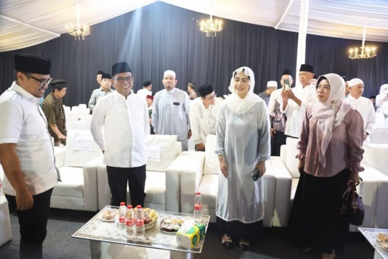 Andra Soni bersama Ketua TP PKK Provinsi Banten Tinawati Andra Soni menghadiri Tablig Akbar Maulid Nabi Muhammad SAW 1448 Hijriah di Lapangan Persijat