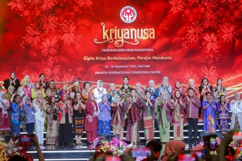 Tinawati Andra Soni berfoto bersama para ketua dan pengurus Dekranasda dari berbagai daerah saat pembukaan Pameran Kerajinan Nusantara (Kriyanusa) 2026 di Jakarta Convention Center