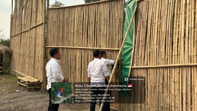 Petugas Ditreskrimsus Polda Banten memeriksa lokasi yang diduga menjadi tempat penyimpanan BBM di Jalan Lingkar Selatan, Citangkil, Kota Cilegon, Senin (28/9/2026).