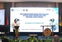 Wakil Menteri Dalam Negeri Akhmad Wiyagus memaparkan capaian Standar Pelayanan Minimal (SPM) Tuberkulosis kabupaten/kota se-Jawa Tengah dalam Pertemuan Monitoring dan Evaluasi ACF TBC di Karanganyar, Senin (28/9/2026).