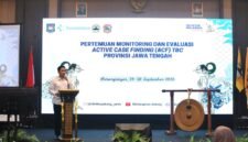 Wakil Menteri Dalam Negeri Akhmad Wiyagus memaparkan capaian Standar Pelayanan Minimal (SPM) Tuberkulosis kabupaten/kota se-Jawa Tengah dalam Pertemuan Monitoring dan Evaluasi ACF TBC di Karanganyar, Senin (28/9/2026).