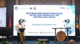 Wakil Menteri Dalam Negeri Akhmad Wiyagus memaparkan capaian Standar Pelayanan Minimal (SPM) Tuberkulosis kabupaten/kota se-Jawa Tengah dalam Pertemuan Monitoring dan Evaluasi ACF TBC di Karanganyar, Senin (28/9/2026).