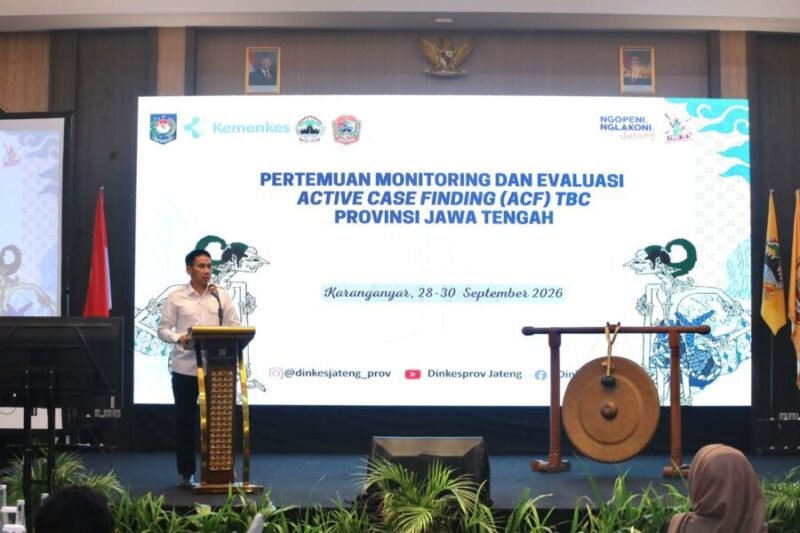 Wakil Menteri Dalam Negeri Akhmad Wiyagus memaparkan capaian Standar Pelayanan Minimal (SPM) Tuberkulosis kabupaten/kota se-Jawa Tengah dalam Pertemuan Monitoring dan Evaluasi ACF TBC di Karanganyar, Senin (28/9/2026).