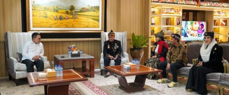Prof. Dr. Dudung Abdurachman berdiskusi dengan Ketua MASDA Jawa Barat Irjen Pol. (Purn.) H. Anton Charliyan dan jajaran pengurus di Gedung Bina Graha