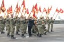 Prosesi penyematan pataka/bendera pataka kepada perwakilan peserta pada penutupan Latsarmil Komcad ASN K/L Gelombang II Tahun 2026 di Lanud Halim Perdanakusuma, Jakarta, Selasa (29/9/2026).