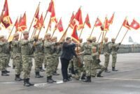 Prosesi penyematan pataka/bendera pataka kepada perwakilan peserta pada penutupan Latsarmil Komcad ASN K/L Gelombang II Tahun 2026 di Lanud Halim Perdanakusuma, Jakarta, Selasa (29/9/2026).