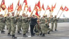 Prosesi penyematan pataka/bendera pataka kepada perwakilan peserta pada penutupan Latsarmil Komcad ASN K/L Gelombang II Tahun 2026 di Lanud Halim Perdanakusuma, Jakarta, Selasa (29/9/2026).
