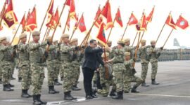 Prosesi penyematan pataka/bendera pataka kepada perwakilan peserta pada penutupan Latsarmil Komcad ASN K/L Gelombang II Tahun 2026 di Lanud Halim Perdanakusuma, Jakarta, Selasa (29/9/2026).