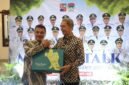 Wakil Wali Kota Bekasi Abdul Harris Bobihoe menerima cenderamata dari perwakilan Pemkot Bogor di sela rangkaian Mayor's Talk: Climate and Urban Resilience 2026, Plaza Balai Kota Bogor.