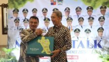 Wakil Wali Kota Bekasi Abdul Harris Bobihoe menerima cenderamata dari perwakilan Pemkot Bogor di sela rangkaian Mayor's Talk: Climate and Urban Resilience 2026, Plaza Balai Kota Bogor.
