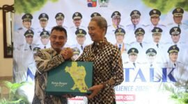 Wakil Wali Kota Bekasi Abdul Harris Bobihoe menerima cenderamata dari perwakilan Pemkot Bogor di sela rangkaian Mayor's Talk: Climate and Urban Resilience 2026, Plaza Balai Kota Bogor.