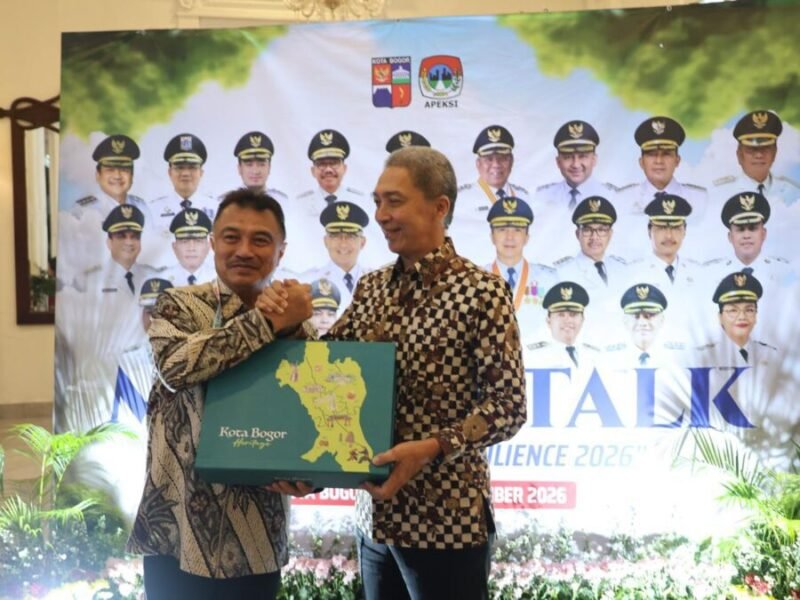 Wakil Wali Kota Bekasi Abdul Harris Bobihoe menerima cenderamata dari perwakilan Pemkot Bogor di sela rangkaian Mayor's Talk: Climate and Urban Resilience 2026, Plaza Balai Kota Bogor.