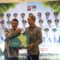 Wakil Wali Kota Bekasi Abdul Harris Bobihoe menerima cenderamata dari perwakilan Pemkot Bogor di sela rangkaian Mayor's Talk: Climate and Urban Resilience 2026, Plaza Balai Kota Bogor.
