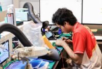 Salah satu kompetitor vokasi Indonesia fokus menyelesaikan tantangan pengerjaan perangkat elektronik pada ajang WorldSkills Competition (WSC) Shanghai 2026.