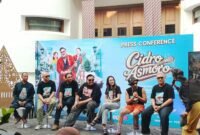 Jajaran pemain dan tim produksi foto bersama saat konferensi pers peluncuran film layar lebar Cidro Asmoro di Raminten's Kitchen, Yogyakarta