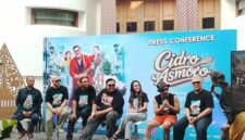 Jajaran pemain dan tim produksi foto bersama saat konferensi pers peluncuran film layar lebar Cidro Asmoro di Raminten's Kitchen, Yogyakarta