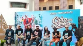 Jajaran pemain dan tim produksi foto bersama saat konferensi pers peluncuran film layar lebar Cidro Asmoro di Raminten's Kitchen, Yogyakarta