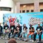Jajaran pemain dan tim produksi foto bersama saat konferensi pers peluncuran film layar lebar Cidro Asmoro di Raminten's Kitchen, Yogyakarta