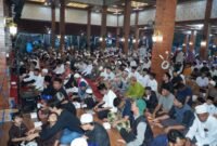 Ribuan jamaah memadati ruang utama Masjid Hj. Sopiah di Kecamatan Gandus, Palembang, saat menghadiri peringatan HUT ke-4 masjid setempat