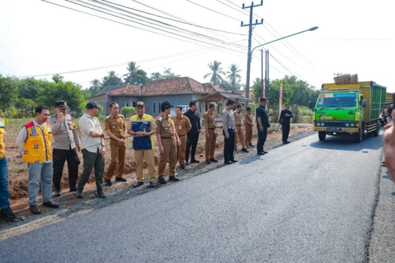 Rahmat Mirzani Djausal memantau lalu lintas kendaraan komersial yang melintasi jalur perbaikan ruas Ketapang–Negara Ratu, Kecamatan Sungkai Utara