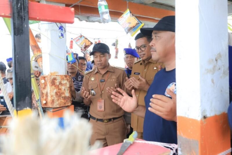 Andra Soni bersama jajaran pemerintah daerah dan tokoh masyarakat memanjatkan doa bersama di atas perahu saat menghadiri tradisi Pesta Laut nelayan di Panimbang, Pandeglang