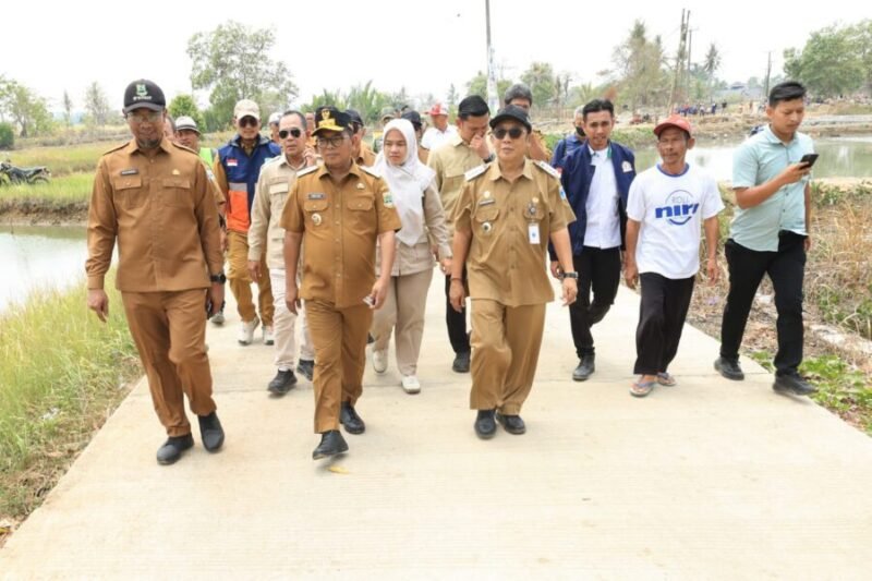 Andra Soni bersama jajaran pemerintah daerah berjalan menelusuri akses jalan beton desa yang baru dibangun di wilayah Kabupaten Pandeglang