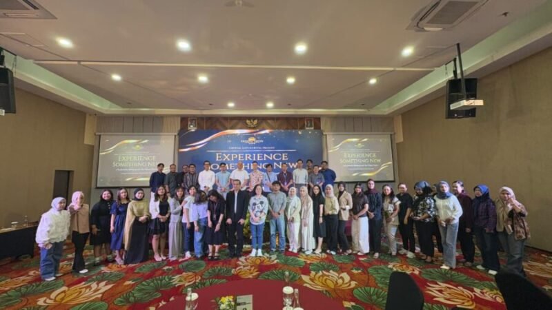 Manajemen Hotel Crystal Lotus Yogyakarta berfoto bersama para mitra usaha dan tamu undangan usai gelaran “EXPERIENCE SOMETHING NEW – An Exclusive Gathering with Our Valued Clients” di Crystal Grand Ballroom, Hotel Crystal Lotus Yogyakarta