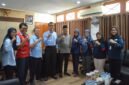 Agus Budiraharja (kelima dari kiri) berfoto bersama jajaran pengurus dan lima personel PMI Bantul yang dimobilisasi dalam misi kemanusiaan penanganan gempa bumi di Nusa Tenggara Timur (NTT) di Markas PMI Kabupaten Bantul, Yogyakarta