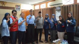 Agus Budiraharja (kelima dari kiri) berfoto bersama jajaran pengurus dan lima personel PMI Bantul yang dimobilisasi dalam misi kemanusiaan penanganan gempa bumi di Nusa Tenggara Timur (NTT) di Markas PMI Kabupaten Bantul, Yogyakarta