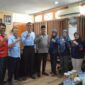 Agus Budiraharja (kelima dari kiri) berfoto bersama jajaran pengurus dan lima personel PMI Bantul yang dimobilisasi dalam misi kemanusiaan penanganan gempa bumi di Nusa Tenggara Timur (NTT) di Markas PMI Kabupaten Bantul, Yogyakarta