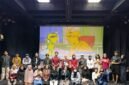 Para peserta dan penonton berfoto bersama usai penayangan film tema gastronomi yang diselenggarakan oleh Institut Français Indonésie (IFI) sebagai bagian dari rangkaian pemutaran film Rendez-vous Rasa 2026 di Auditorium IFI, Jakarta