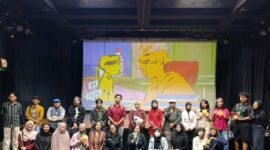 Para peserta dan penonton berfoto bersama usai penayangan film tema gastronomi yang diselenggarakan oleh Institut Français Indonésie (IFI) sebagai bagian dari rangkaian pemutaran film Rendez-vous Rasa 2026 di Auditorium IFI, Jakarta