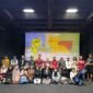 Para peserta dan penonton berfoto bersama usai penayangan film tema gastronomi yang diselenggarakan oleh Institut Français Indonésie (IFI) sebagai bagian dari rangkaian pemutaran film Rendez-vous Rasa 2026 di Auditorium IFI, Jakarta