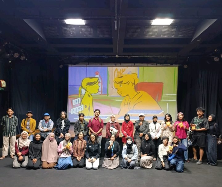 Para peserta dan penonton berfoto bersama usai penayangan film tema gastronomi yang diselenggarakan oleh Institut Français Indonésie (IFI) sebagai bagian dari rangkaian pemutaran film Rendez-vous Rasa 2026 di Auditorium IFI, Jakarta