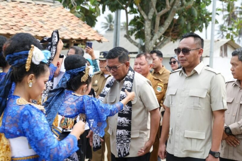 Penyambutan adat oleh para penari tradisional saat kedatangan rombongan pejabat dalam acara Serah Terima Bantuan Pemerintah Tahun 2026 dan Peluncuran Siap Hilirisasi Perikanan di KNMP Desa Cikiruhwetan