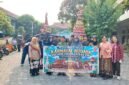 Kepala SMP Taman Dewasa Ibu Pawiyatan Ki Rosidi (keempat dari kiri), pengawas Disdikpora Kota Yogyakarta Retno Puryaningsih (kedua dari kanan), serta jajaran guru dan siswa membentangkan spanduk Karnaval Budaya di halaman sekolah, Yogyakarta
