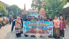 Kepala SMP Taman Dewasa Ibu Pawiyatan Ki Rosidi (keempat dari kiri), pengawas Disdikpora Kota Yogyakarta Retno Puryaningsih (kedua dari kanan), serta jajaran guru dan siswa membentangkan spanduk Karnaval Budaya di halaman sekolah, Yogyakarta