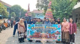 Kepala SMP Taman Dewasa Ibu Pawiyatan Ki Rosidi (keempat dari kiri), pengawas Disdikpora Kota Yogyakarta Retno Puryaningsih (kedua dari kanan), serta jajaran guru dan siswa membentangkan spanduk Karnaval Budaya di halaman sekolah, Yogyakarta