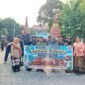 Kepala SMP Taman Dewasa Ibu Pawiyatan Ki Rosidi (keempat dari kiri), pengawas Disdikpora Kota Yogyakarta Retno Puryaningsih (kedua dari kanan), serta jajaran guru dan siswa membentangkan spanduk Karnaval Budaya di halaman sekolah, Yogyakarta