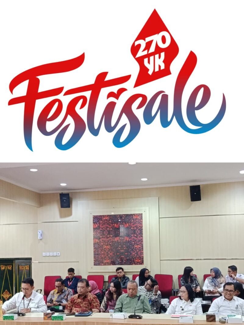 Kepala Bagian Perekonomian dan Kerja Sama Kota Yogyakarta Danang Yuli Saksono (paling kanan) bersama para pejabat dan jajaran terkait menghadiri jumpa pers peluncuran FestiSale dan Gemati Pasar Jogja di Ruang Yudhistira