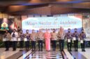 Kapolda Banten Irjen Pol Hengki (keenam dari kiri), Ibu Asuh Polwan Polda Banten Ny. Ulfa Hengki (tengah), dan Wakapolda Banten Brigjen Pol Iwan Saktiadi (kelima dari kanan) berfoto bersama Polisi Wanita (Polwan) dalam kegiatan tatap muka di Aula Gawe Kuta Baluwarti Polda Banten