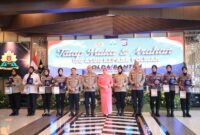 Kapolda Banten Irjen Pol Hengki (keenam dari kiri), Ibu Asuh Polwan Polda Banten Ny. Ulfa Hengki (tengah), dan Wakapolda Banten Brigjen Pol Iwan Saktiadi (kelima dari kanan) berfoto bersama Polisi Wanita (Polwan) dalam kegiatan tatap muka di Aula Gawe Kuta Baluwarti Polda Banten