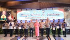 Kapolda Banten Irjen Pol Hengki (keenam dari kiri), Ibu Asuh Polwan Polda Banten Ny. Ulfa Hengki (tengah), dan Wakapolda Banten Brigjen Pol Iwan Saktiadi (kelima dari kanan) berfoto bersama Polisi Wanita (Polwan) dalam kegiatan tatap muka di Aula Gawe Kuta Baluwarti Polda Banten