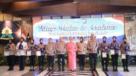 Kapolda Banten Irjen Pol Hengki (keenam dari kiri), Ibu Asuh Polwan Polda Banten Ny. Ulfa Hengki (tengah), dan Wakapolda Banten Brigjen Pol Iwan Saktiadi (kelima dari kanan) berfoto bersama Polisi Wanita (Polwan) dalam kegiatan tatap muka di Aula Gawe Kuta Baluwarti Polda Banten