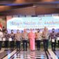 Kapolda Banten Irjen Pol Hengki (keenam dari kiri), Ibu Asuh Polwan Polda Banten Ny. Ulfa Hengki (tengah), dan Wakapolda Banten Brigjen Pol Iwan Saktiadi (kelima dari kanan) berfoto bersama Polisi Wanita (Polwan) dalam kegiatan tatap muka di Aula Gawe Kuta Baluwarti Polda Banten