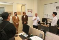Sekretaris Jenderal Kementerian Ketenagakerjaan (Kemnaker) Cris Kuntadi (ketiga dari kanan, kemeja putih) memberikan arahan saat melakukan peninjauan dalam kegiatan Monitoring Program Pemagangan Nasional di De Djokja Malioboro Hotel, Yogyakarta