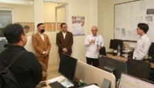 Sekretaris Jenderal Kementerian Ketenagakerjaan (Kemnaker) Cris Kuntadi (ketiga dari kanan, kemeja putih) memberikan arahan saat melakukan peninjauan dalam kegiatan Monitoring Program Pemagangan Nasional di De Djokja Malioboro Hotel, Yogyakarta