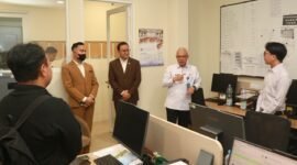Sekretaris Jenderal Kementerian Ketenagakerjaan (Kemnaker) Cris Kuntadi (ketiga dari kanan, kemeja putih) memberikan arahan saat melakukan peninjauan dalam kegiatan Monitoring Program Pemagangan Nasional di De Djokja Malioboro Hotel, Yogyakarta