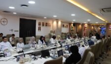 Jajaran pimpinan dan staf Kementerian Ketenagakerjaan (Kemnaker) mengikuti Webinar Ketenagakerjaan bertajuk Pekerja Rumah Tangga dalam Ekonomi Perawatan Menuju Pekerjaan yang Terlindungi dan Bermartabat